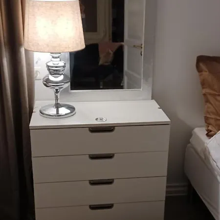 Rom Med To Senger Og Parkering